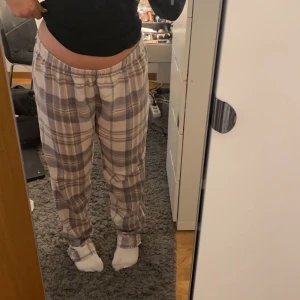 Pyjamasbyxor  - Hej säljer dessa pyjamasbyxor ifrån Ullared. Kostade runt 200 kr. Väldigt sköna men har många pyjamasbyxor och behöver pengar. Pris kan diskuteras 