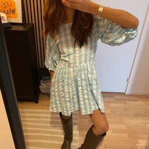 Klänning - Rutig klänning från Gina Tricot som passar perfekt till hösten, våren och sommaren🌼 Öppen i ryggen