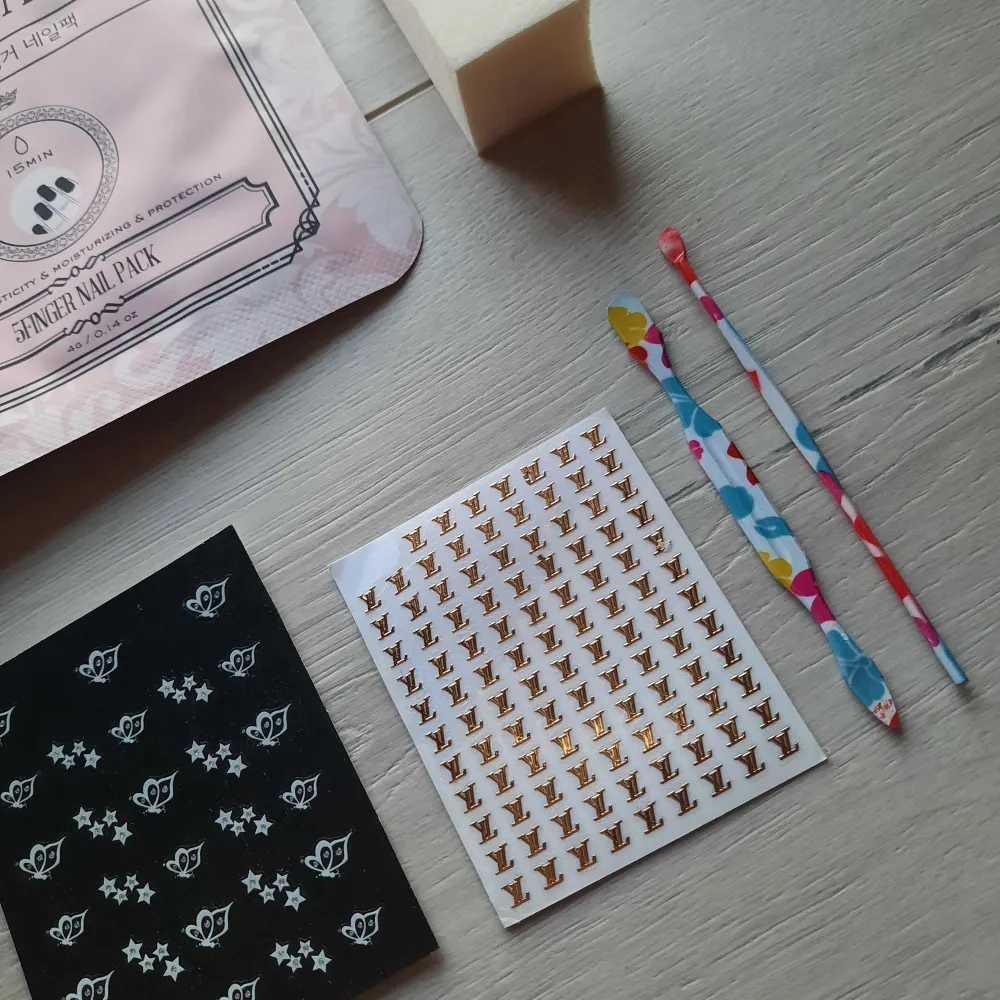 Höll på mycket med naglar förut men inte längre så säljer detta. 4 återfuktande sheetmasks för naglarna, 4 nagelremsor, en svamp, 2 nagel stickers (tagit 2 stickers var på dom) och nagelbandsverktyg. Allt för 35kr + frakt❤. Övrigt.