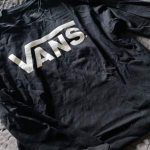 Långärmad tröja från Vans, ej mycket använd och i jättefint skick💕