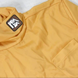 Prada longsleeve eller turtleneck - Säljer denna rare Prada silk tröjan i size medium.  Använt den ett par gånger men i perfekt skick. En tröja som är sjukt bra att ha som under tröja eller använda som vanlig longsleeve. Original pris va runt 6 tusen svenska kroner.  Självklart äkta!