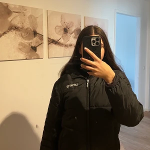 Levis - jätteskön vinterjacka för 16 åringar. jag är 160 och den passar bra. i bra skick.