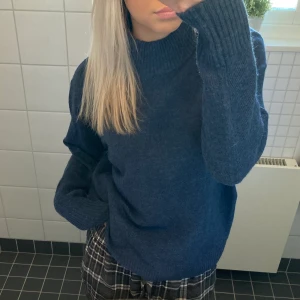 Tröja - Säljer denna sköna fina blåa långärmade med en liten hög hals! Andvänd 1-2 gånger och i bra skick.