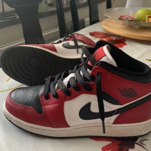 jordan 1 mid - ett par jordan black toe jag säljer i riktigt bra skick, lite lite creesade men inte så värst. Priset kan absolut diskuteras vid snabb affär 💓