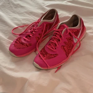 Nike träningsskor - Säljer ett par tränings sneakers  Knappt använda alls, fint skick 😊
