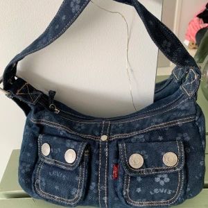 Väska från Levis❤️ - Vintage Levisväska i jeanstyg, jättebra skick❤️