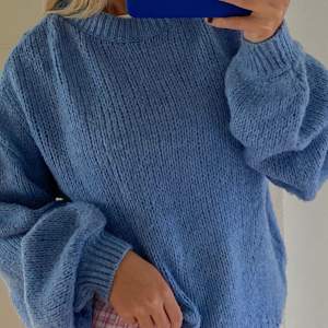 En stickad tröja i en härlig blå färg från NaKd, storlek S, som inte kommer till användning längre🙌🏼🫶🏼Köparen står för frakten!!!