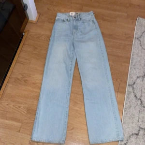 Ljusblåa High Wide Leg - Oanvända snygga jeans från Lager 157 i storlek xs. (Långa i benen) 