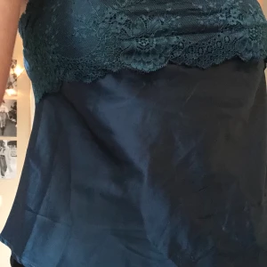 Sidenlinne - Mörkturkost/mörkblått sidenlinne med spetsdetaljer. Strl. 36 