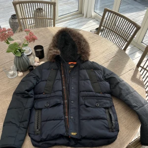 Fin superdry vinterjacka - Fin lite längre dunparkas i nyskick