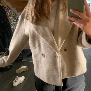 Kappa från VILA - ‼️Bud på 1100kr‼️Intressekoll på min beiga kappa från vila i storlek 34, är öppen för byten mot en svart kappa i liknande modell (lite kortare) 