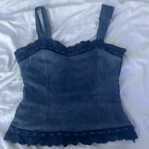 Blått linne - säljer detta JÄTTE fina blåa linnet med spets som jag aldrig använder så är i bra skick. Har använt kanske 2 gånger <3