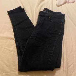 Mörkblåa jeans (SKYLER) från LEE i storlek W32 L33