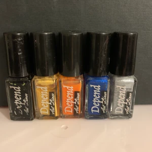 Depend nagellack - Line art nagellack (smal pense). ENDAST BLÅ OCH ORANGE KVAR. Blå glittrig 3/4 kvar, orange endast använd lite. 12kr styck förutom silver 8kr. Köp 2+ och få den silvriga på köpet