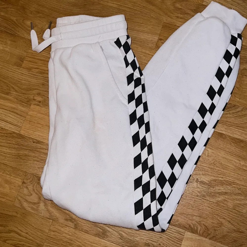Vita mjukisbyxor med svart vita ränder på sidorna . Jeans & Byxor.