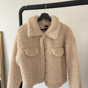 Pilejacka  - Beige pilejacka från Gina Tricot, storlek M (ville ha lite oversized) så är mer som S  