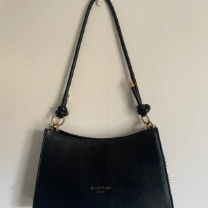 Väska - Rymlig och skön axelväska.  (Dragkedjan sönder men går ändå att använda) 