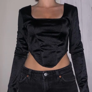 Festtopp  - Säljer denna snygga festtop då den inte kommer till användning. Endast använd en gång. 99+ frakt💕