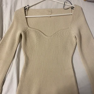 Stickad tjocktröja - Säljer denna otroligt fina blus/tröja som jag köpte från HM för mindre än ett år sen. Använd endast 1 gång. Den är ganska tung och materialet är rikt och stilrent. Denna tröja säljs inte längre och är slutsåld. Sitter tajt och fint på.