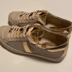 Miclael Kors storlek 39 - Beige guld silvriga Michael Kors skor i storlek 39. Använda  ett par gånger. Köpt från Zalando
