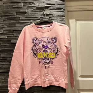 Kenzo tröja  - Kenzo tröja knappt använd. Storleken är L men passar även M då den är liten i storleken. Säljes för 800kr. Priset kan diskuteras vid snabb affär. 
