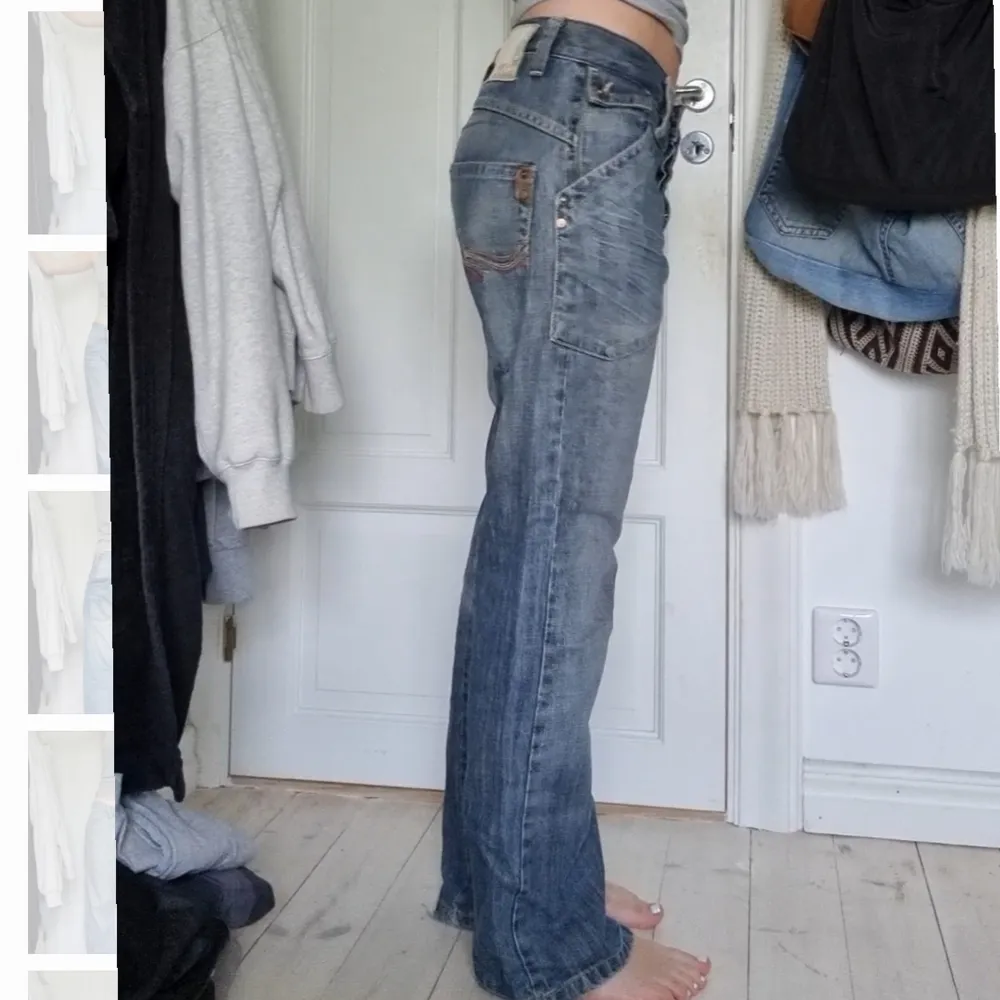 Säljer dessa skitcoola jeans. De är i bra skick och kvalite. Jag är 171 cm, innerbenslängden är 78 cm, midjemåttet är 84 cm💕. Jeans & Byxor.