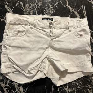 Vita shorts från Lindex, rena och hela ☺️