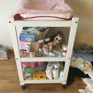 Jätte fint skötbord - Säljer pga dottern behöver inte det länge. Ingår allt som är med på bilden. Oöppnadehygien artiklar. 