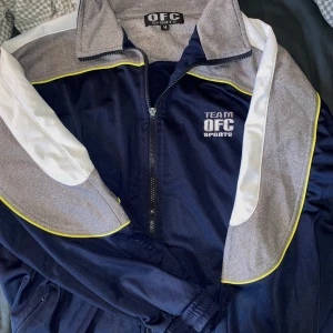 Sportjacka med dragkedja - Sportjacka med ”snörning” längst ner så man kan göra den tajtare