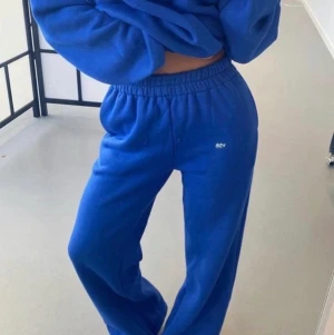 Mjukisbyxor Venderbys, strl xs/s - Cobaltblå mjukisbyxor från venderbys köpta förra året, jättefint skick!! Inte använda så mycket då de var för små för mig :)  Nypris - 429kr Köpare står själv för frakten💙