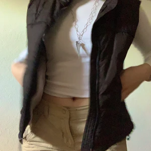 NAVY väst - Super fin väst som jag thriftade, är i jättebra skick för att vara thriftad! Den är storlek L men passar väldigt bra för mig som är S om man inte vill ha den så tajt❤️ Kan mötas i stockholm men även frakta:)