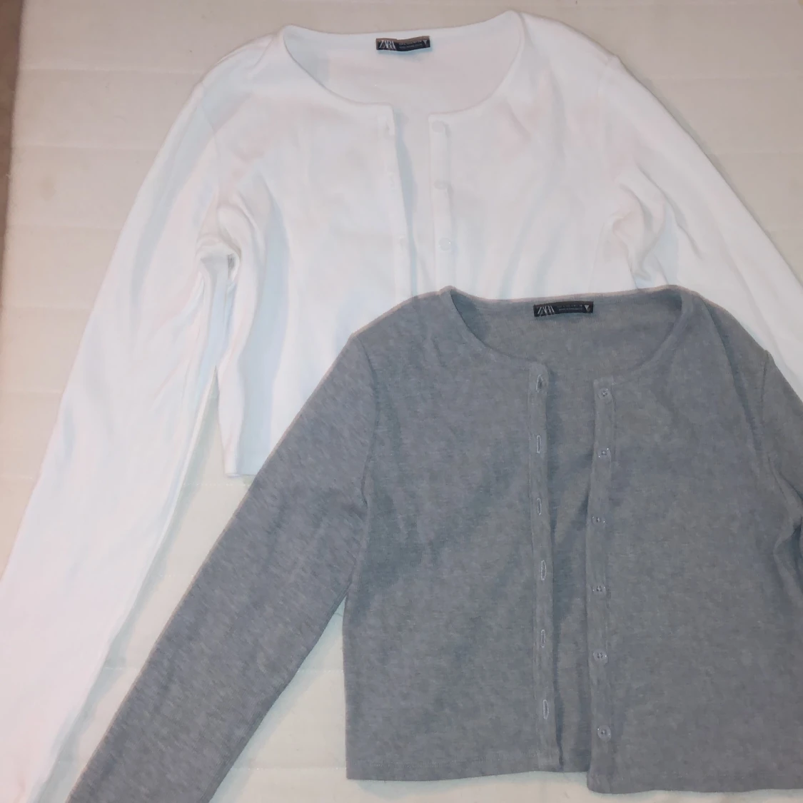 Korta knappade tröjor från Zara