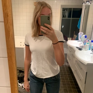 T-shirt - Jättefin vit t-shirt med svarta detaljer. Använt den ett fåtal gånger så den är nästan som ny💗