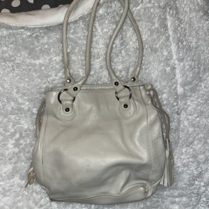 Handväska - Säljer denna handväskan från Vera Pelle med ett värde runt 1200kr. Den är ganska sliten och därav priset.