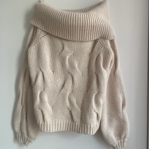 Stickad tröja från VILA  - Beige stickad tröja från VILA. Strl xs.  Fint skick, inga defekter. 