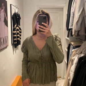 Blus zara - Säljer även denna som inte kommit till användning strl m passar s oxå nypris 359kr