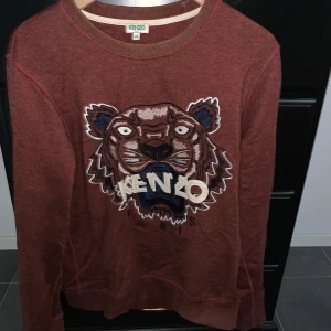 Kenzo tröja - Mycket gott skick lättsamt använd  Storlek M Kvitto finns ej men prislapp fås med Köpt på johnells  Ny pris: 1999 kr