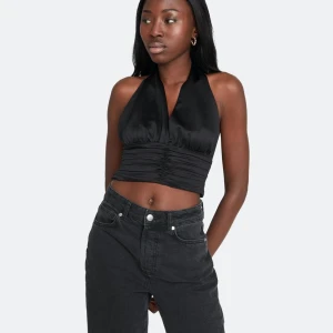 svart halterneck topp  - Populär fest-halternecktopp från Bikbok🦋, stl XS men skulle säga att den passar S, Bra skick och sitter fint på kroppen!  säljer för att den inte kommer till användning längre💗