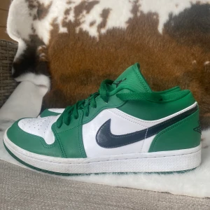 Nike Air Jordan 1 Low Pine Green - Nypris 5.499 på merch sweden Storlek US 9, EUR 42.5 Använda men bra skick, något creasade och lite smutsiga (fråga om närmare bilder i chatten)