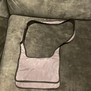 Weekday väska - Grå reflex väska från weekday som ej används längre, ganska liten men passar med mycket. Lite smutsig men kan säkert rengöras. 