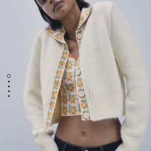 Stickad tröja - Stickad tröja från zara som tillhör ett sätt med linne som jag också säljer. Är som ny