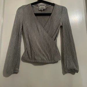 Silver set - Ett silver sett. Aldrig använd då de inte är min stil men sitter jätte fint på.