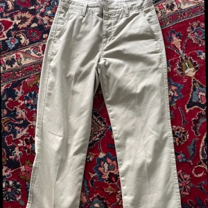 Levis chinos - Straight leg som sitter bra lite flaws o fläckar därav priset 