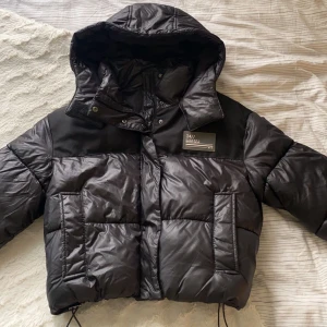Jacka Bershka  - Jacka från Bershka, jättebra skick använd fåtal gånger. Storlek S