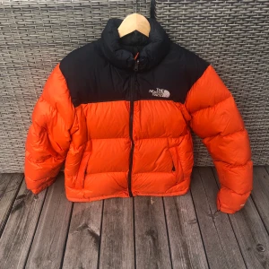 The north face jacka storlek S - Säljer nu denna DÖÖÖ snygga jacka då jag ska flytta och den inte får plats😢 köpt på tise för 1500 kr😊 är en herrmodell men passar för alla #nortface #jacka #dam #herr #unisex #thenorthface