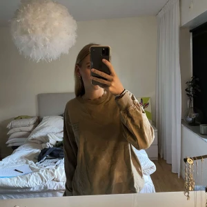 Tröja - Tröja från Ginatricot. I färgen beige/brun.  Maja Lindelöfs kollektion.  I storlek XS. Använd sparsamt. I fint skick. Nypris: 299kr Mitt pris: 100kr Vid en snabb affär kan priset diskuteras 💸 Kan mötas i Tyresö eller skickas. Frakt kan tillkomma!  