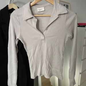 Ribbad topp - Ribbad topp från Gina Tricot i storlek S. Så fin och skön! Nyskick, använd enstaka gånger 🤍