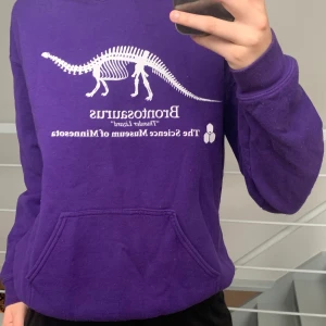 Lila Stranger Things hoodie - Storlek M Knappt använd Mjukt material