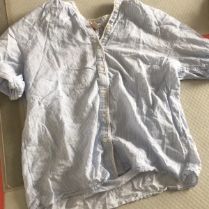 Blå vit randig tröja - Jag säljer denna blå vit randiga tröja med knappar storlek 34 från HM för 70kr plus frakt 29kr. 💕