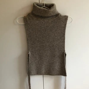 Väst  - Stickad väst från Indiska i one size men passar som xs! Aldrig använd! 